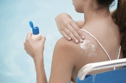 woman_applying_sunscreen
